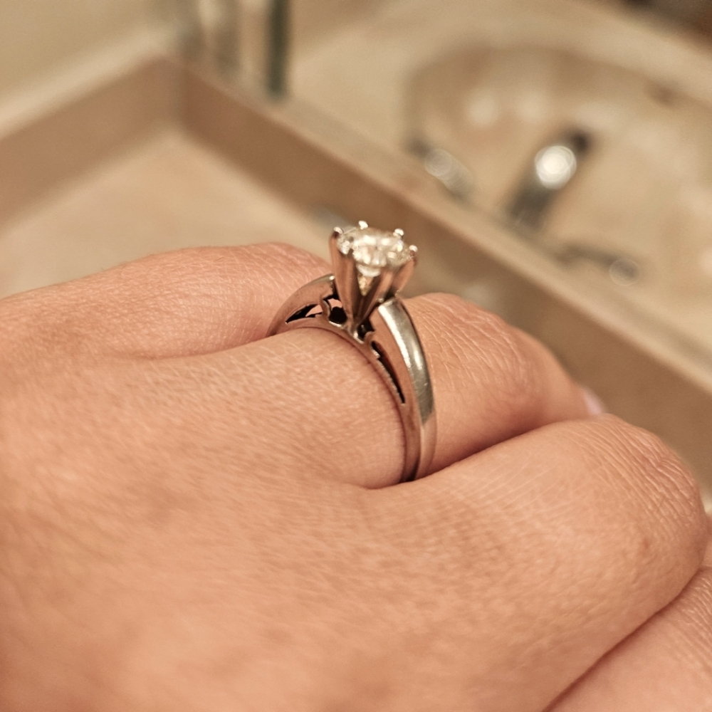 Engagement diamond ring